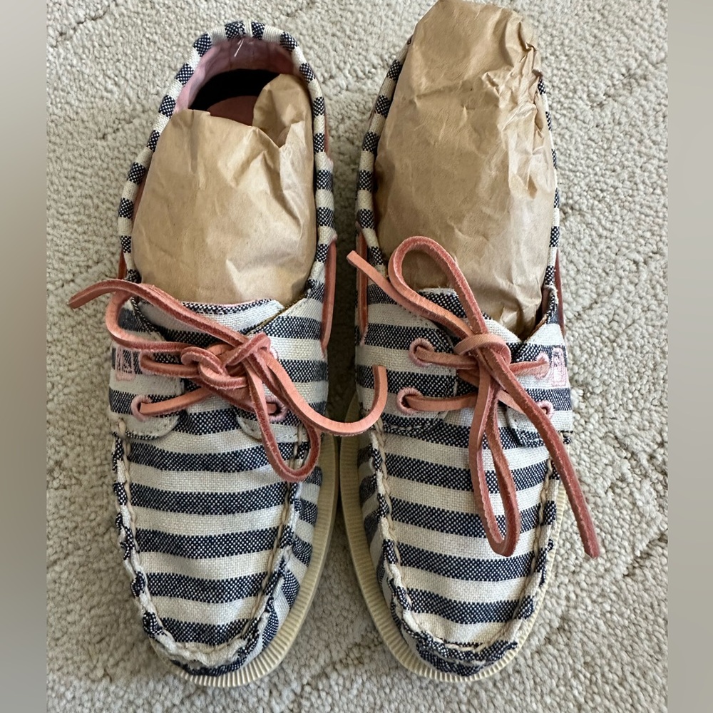 NIB Sperry Women’s Navy & White Striped Canvas Boat Shoes with Pink Laces
